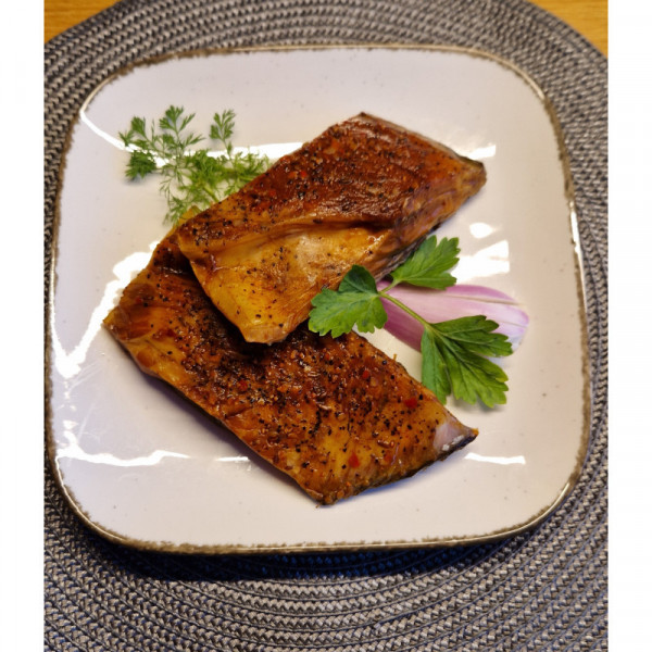 Kapr uzený, porce v dekoračním koření, VAC, cca 350g